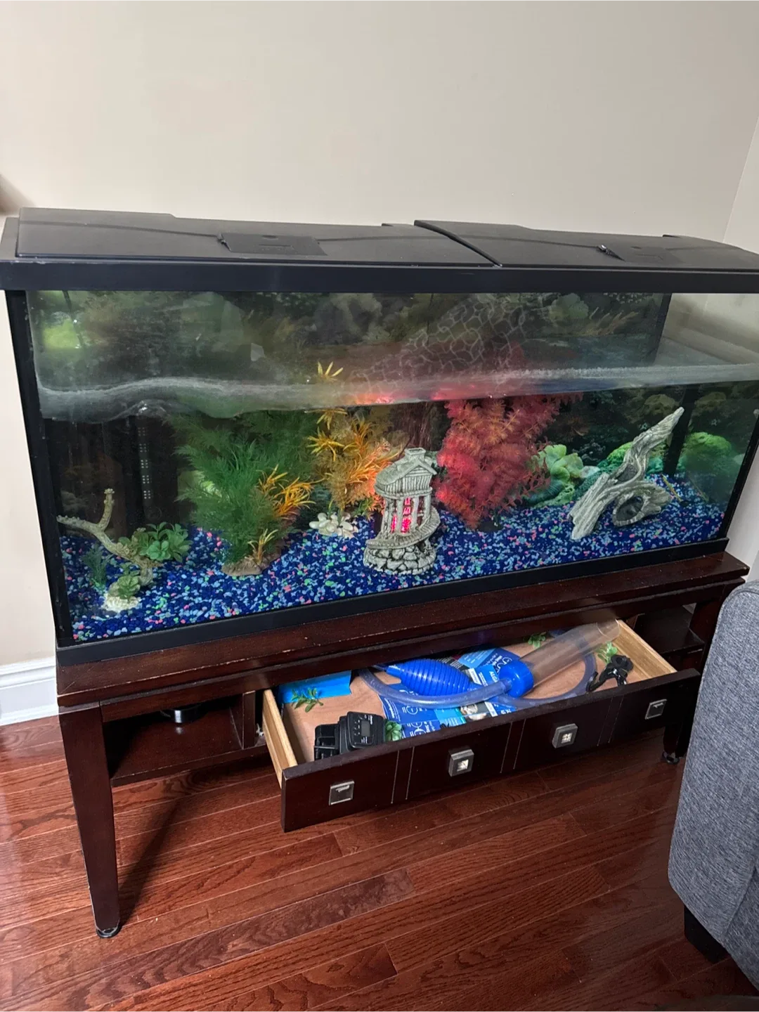 Fish Tank with Stand & Accessories image indicator(3)