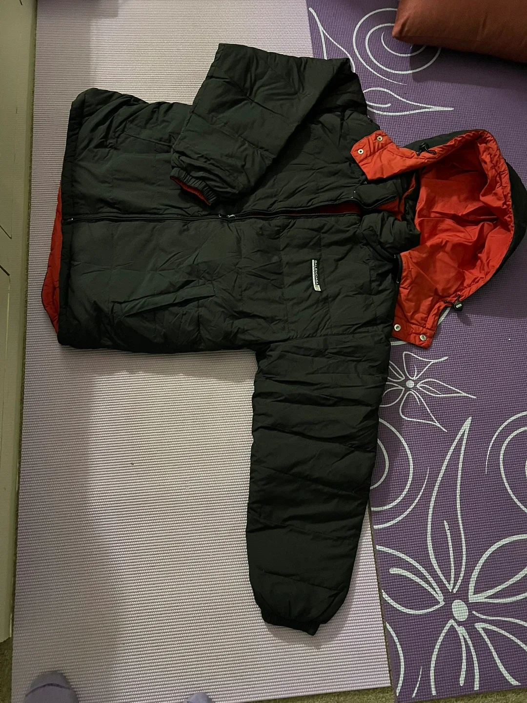 New Balenciaga puffer jacket be worn on both side image indicator(2)