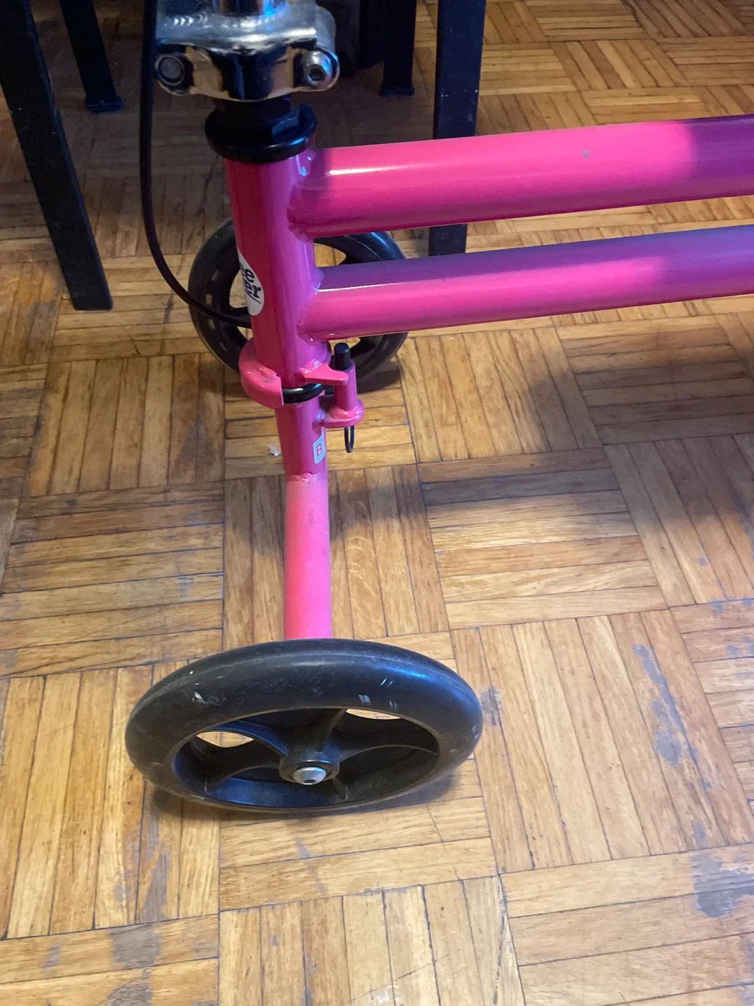 KneeRover Pink Knee Walker image indicator(5)