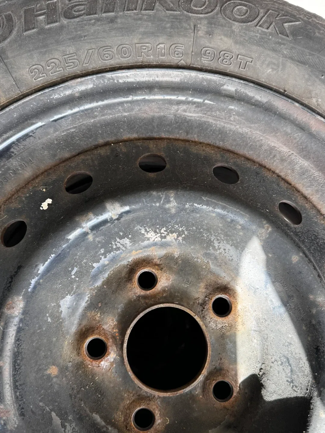 Hankook Winter Tires 225/60R16 image indicator(2)