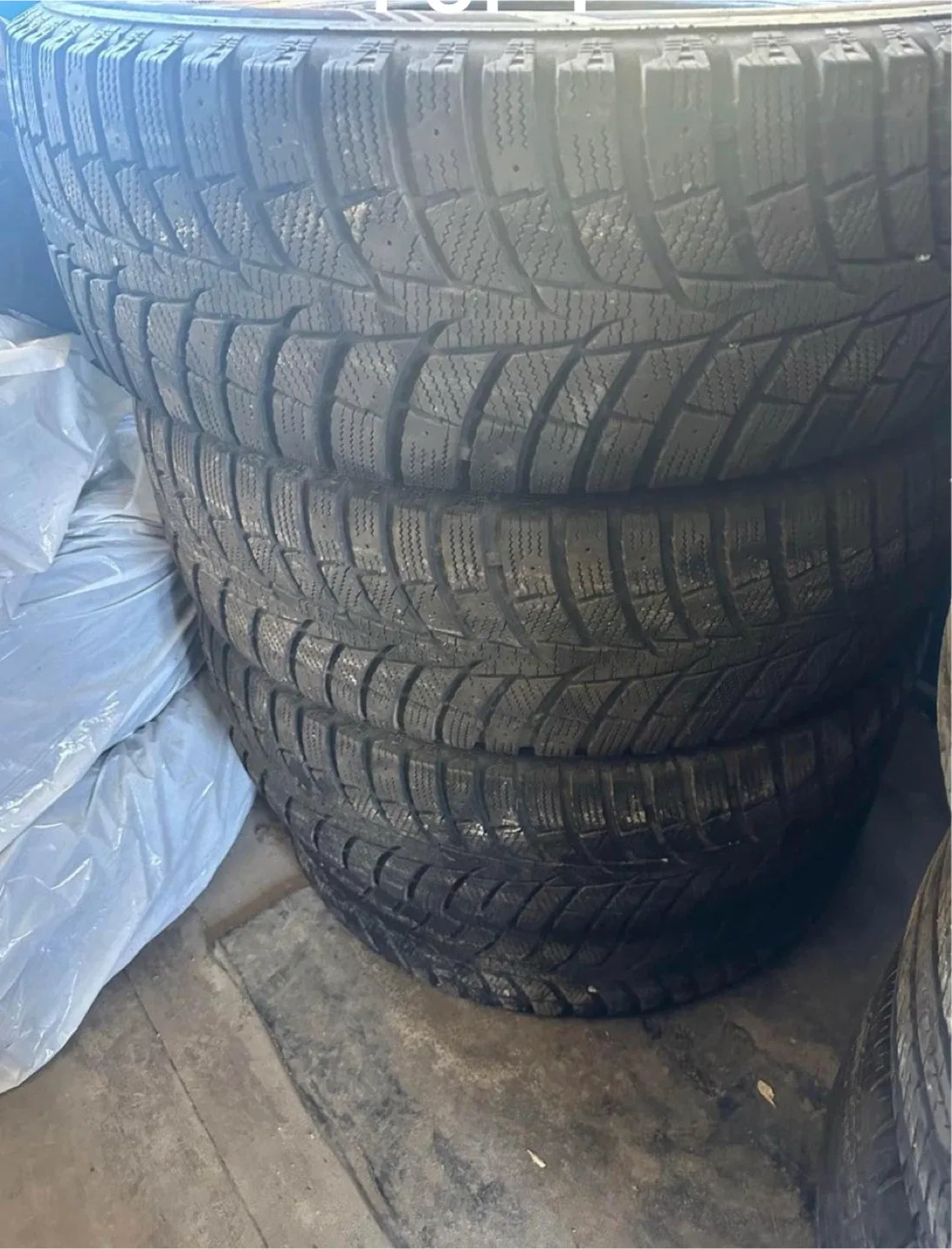 195 65 15 Motomaster Winter Edge Tires - 195/65R15 image indicator(3)