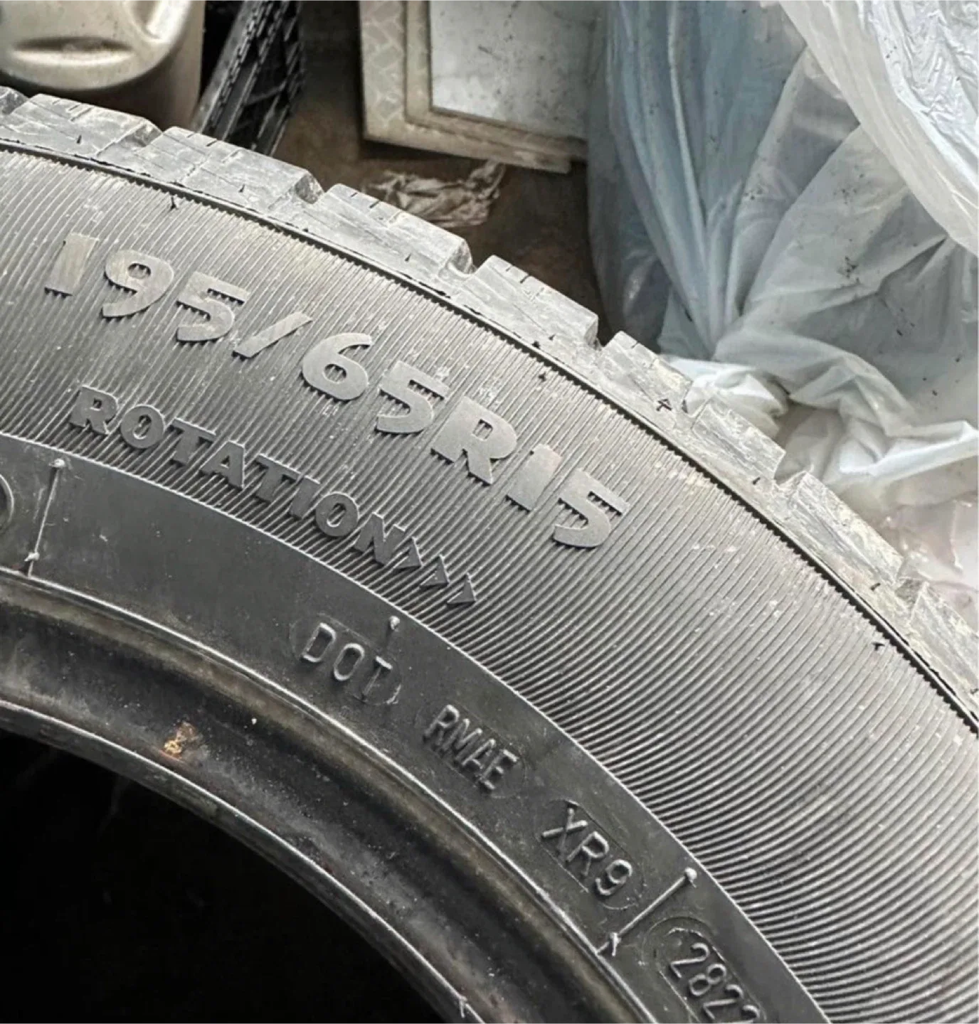 195 65 15 Motomaster Winter Edge Tires - 195/65R15 image indicator(4)
