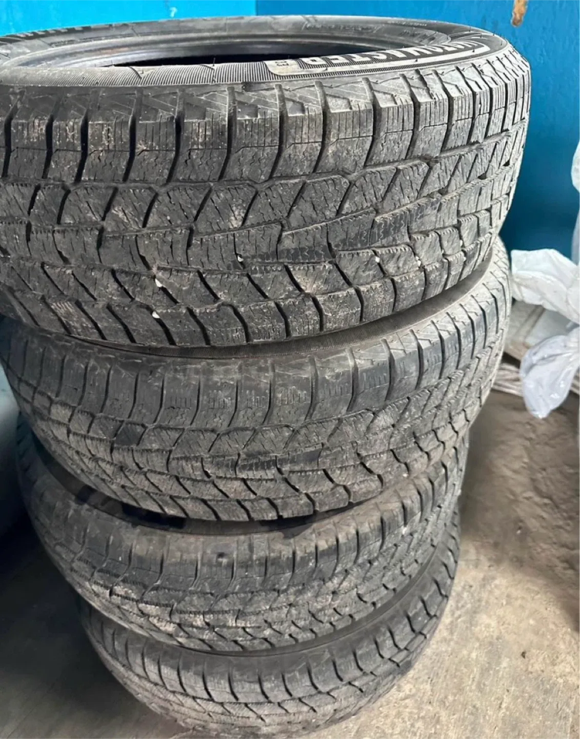 195 65 15 Motomaster Winter Edge Tires - 195/65R15 image indicator(5)