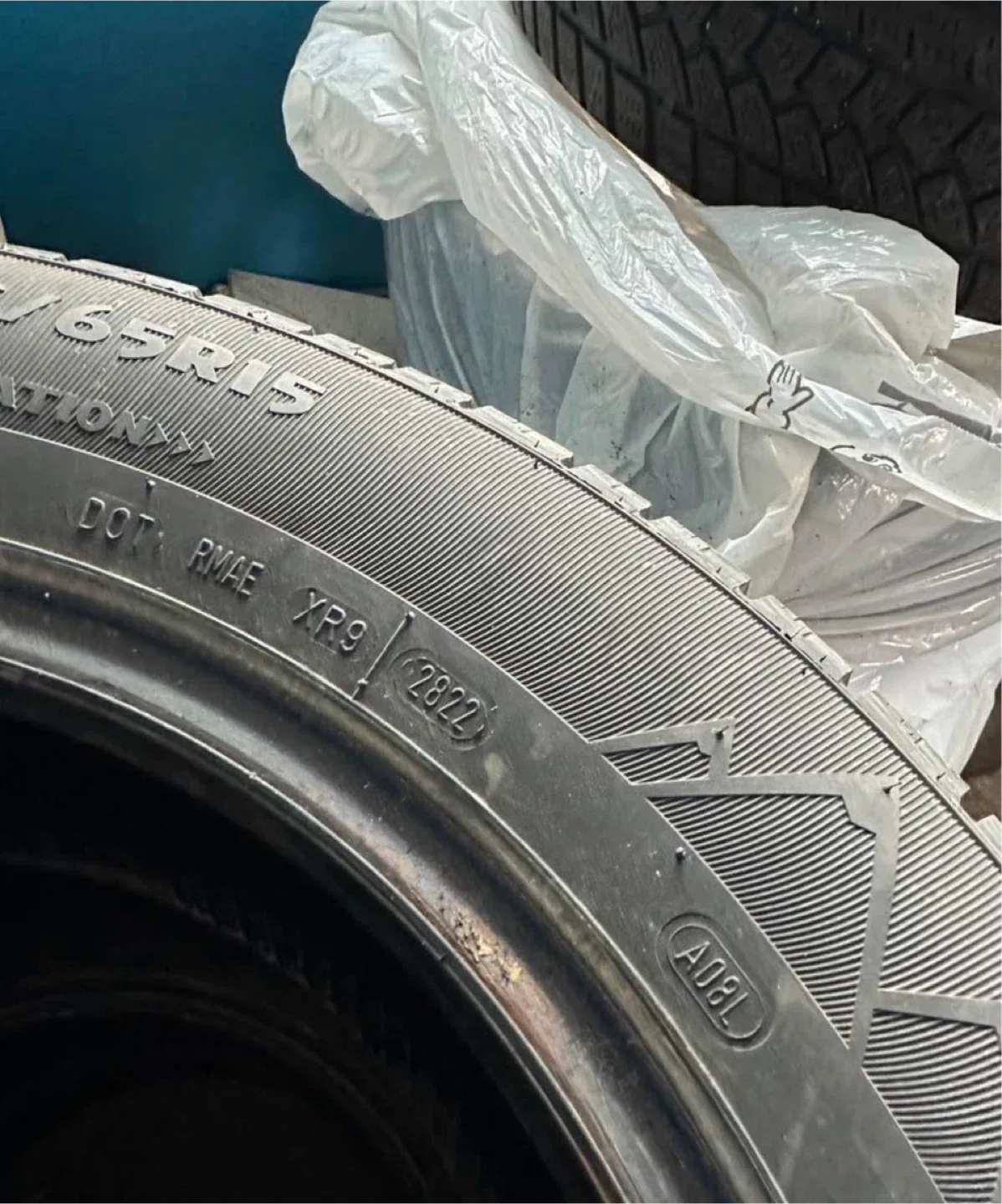 195 65 15 Motomaster Winter Edge Tires - 195/65R15 image indicator(2)