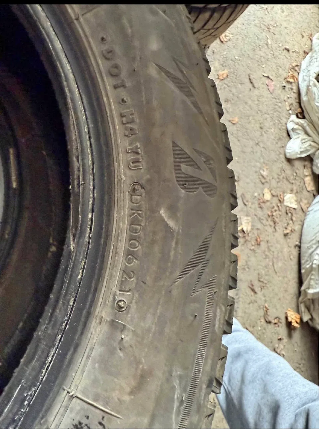 175 65 15 Bridgestone Blizzak WS90 175/65R15 Winter Tires image indicator(2)