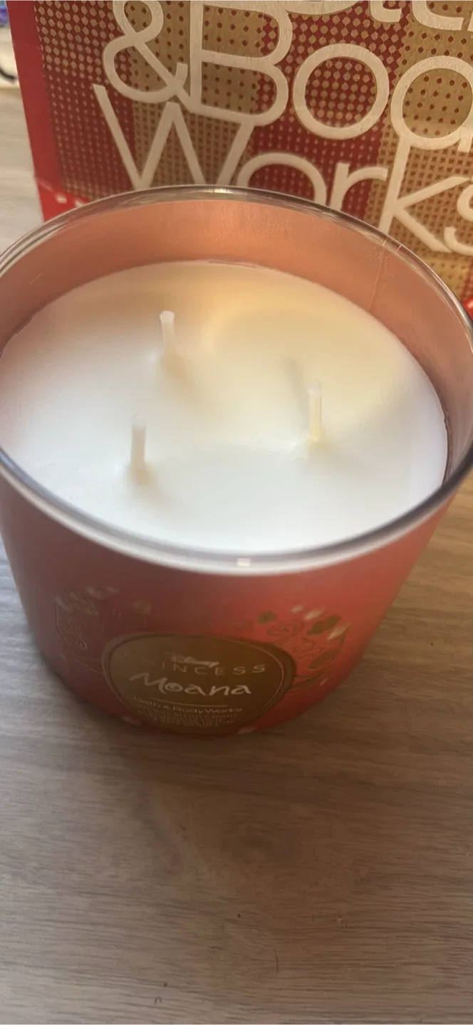 Disney Princess Moana Bath & Body Works Candle image indicator(2)