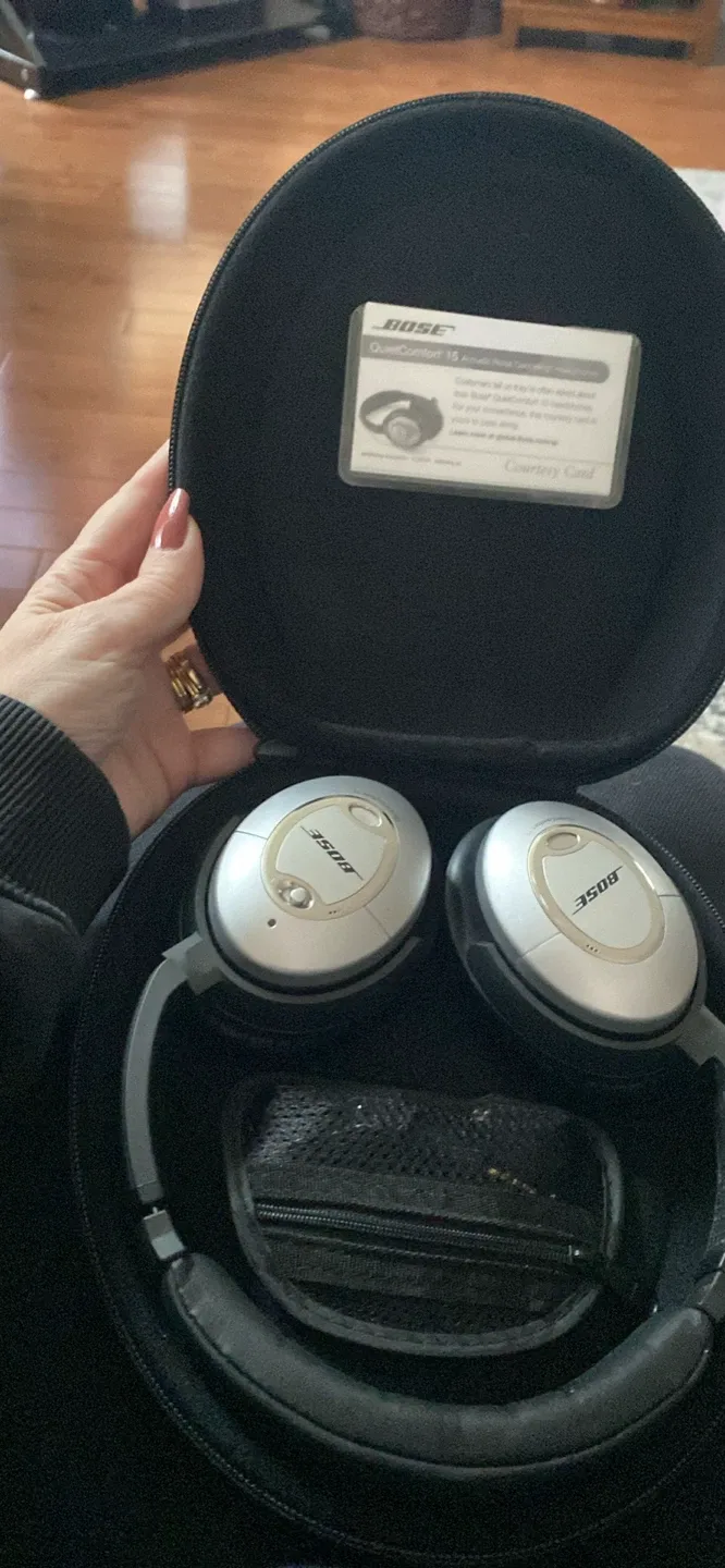 Bose QuietComfort 15 Acoustic Noise Cancelling Headphones image indicator(2)
