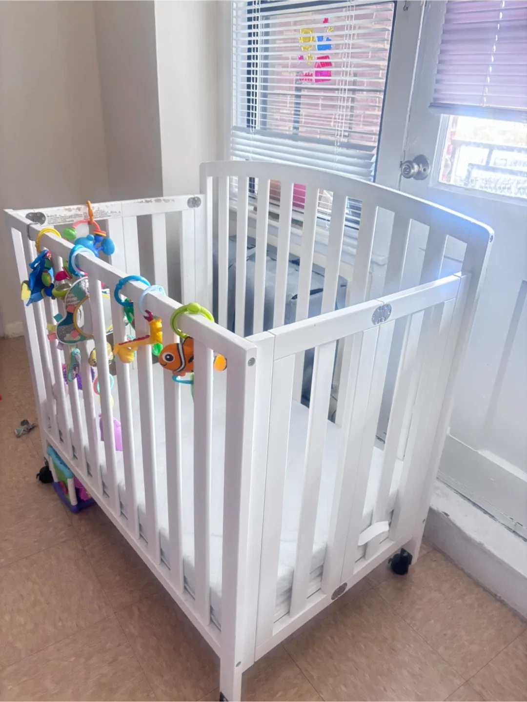 White Baby Crib whit móvil plays image indicator(3)