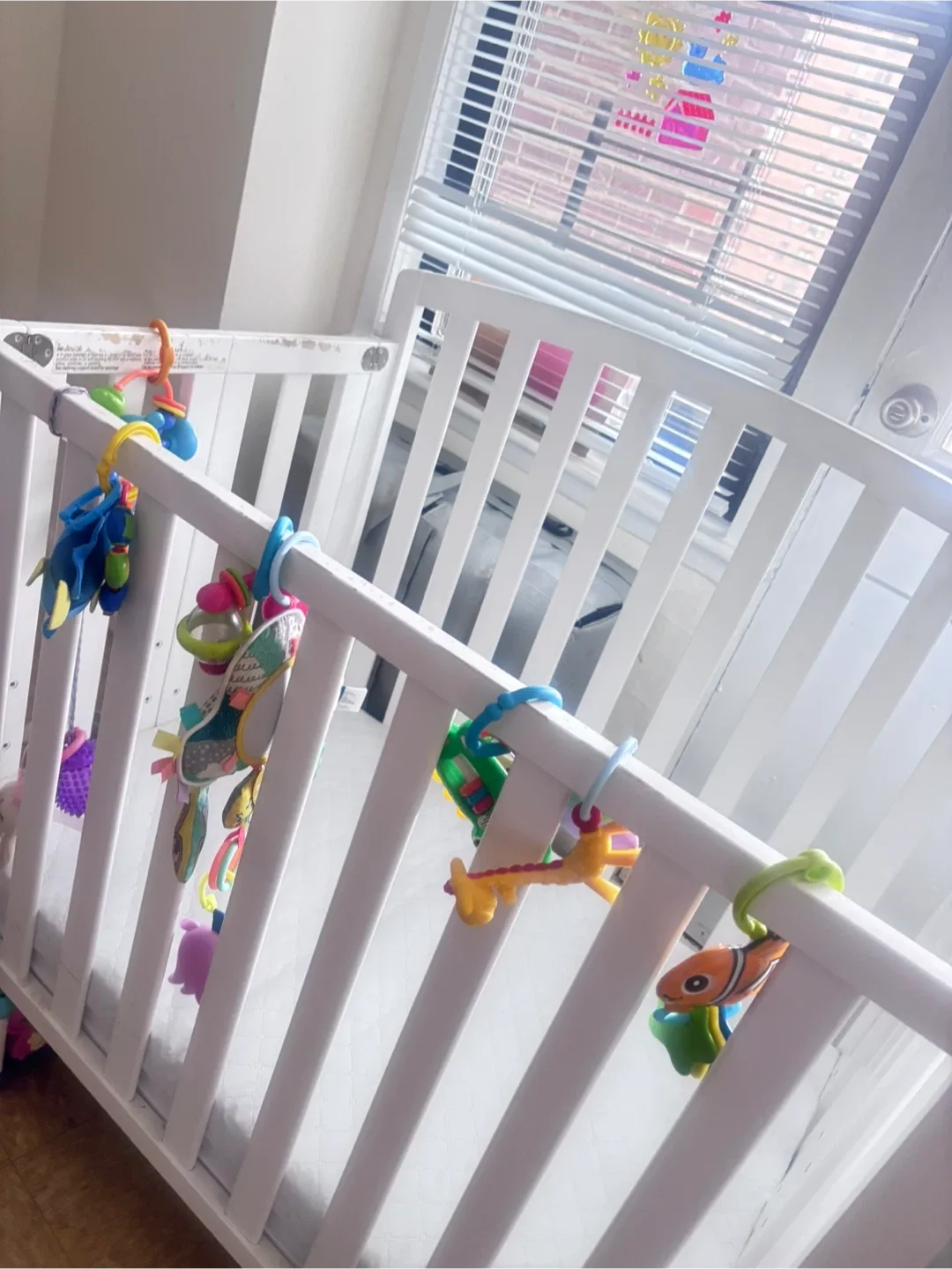 White Baby Crib whit móvil plays image indicator(4)