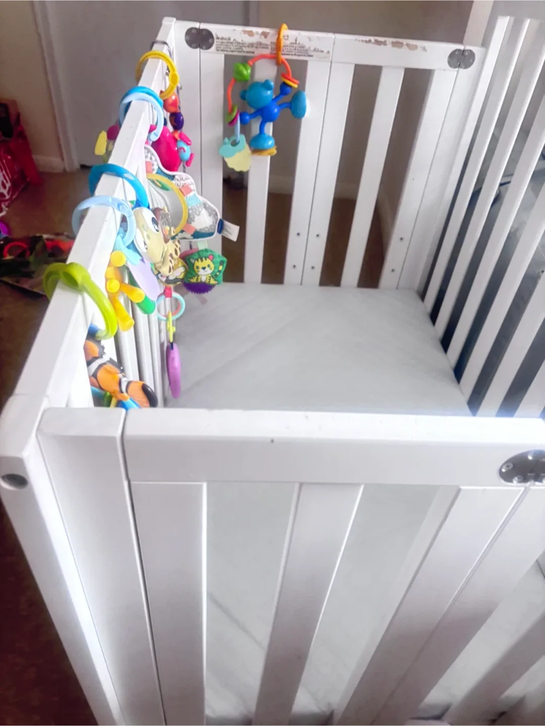 White Baby Crib whit móvil plays image indicator(2)