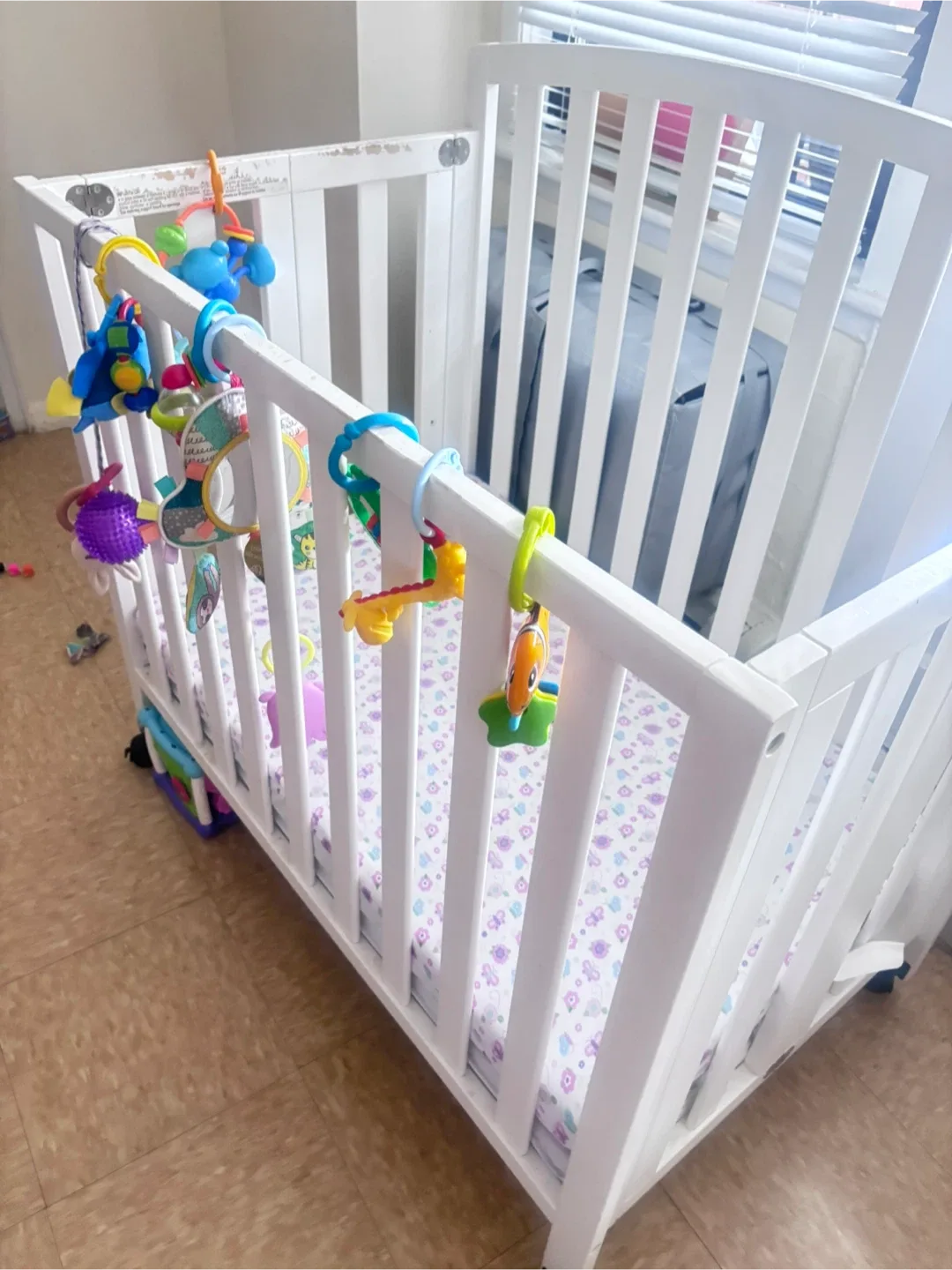 White Baby Crib whit móvil plays image indicator(5)