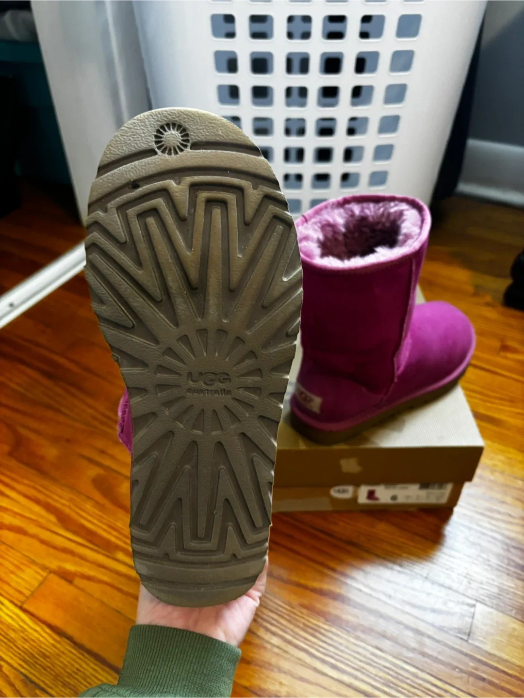UGG mid Pink - $60 - Size 6 image indicator(6)