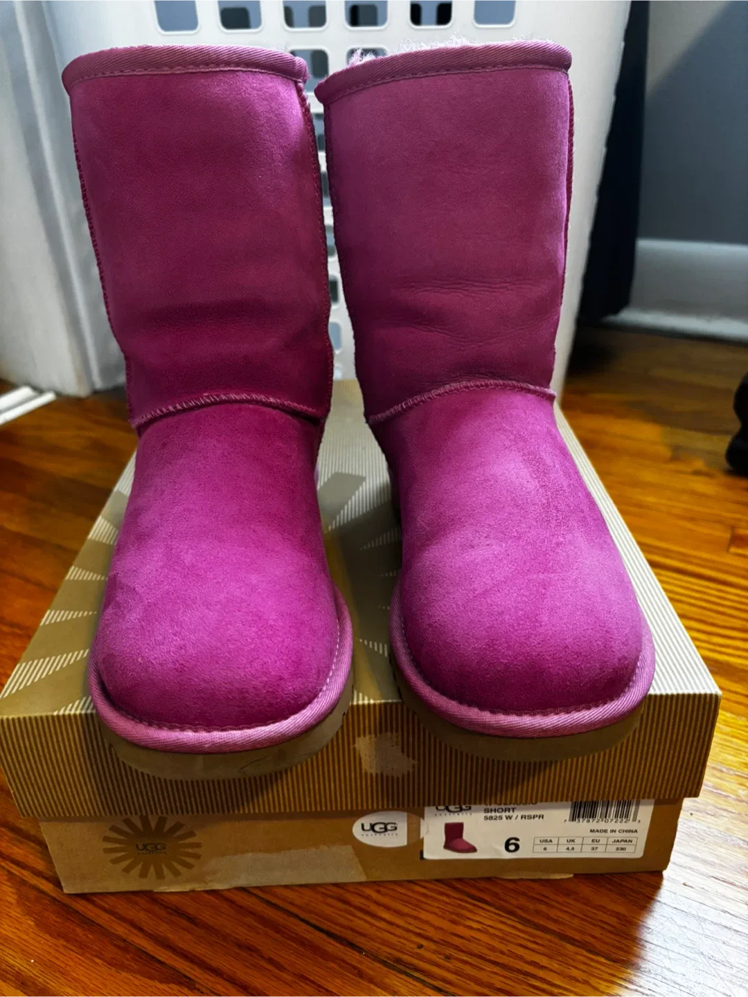 UGG mid Pink - $60 - Size 6 image indicator(2)