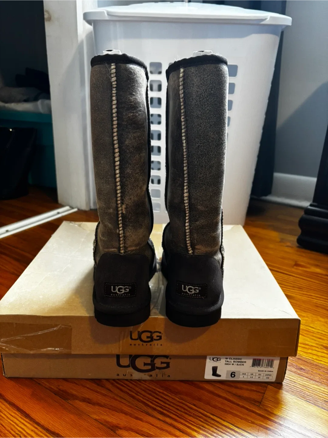UGG tall brown - $80 - size 6 image indicator(4)