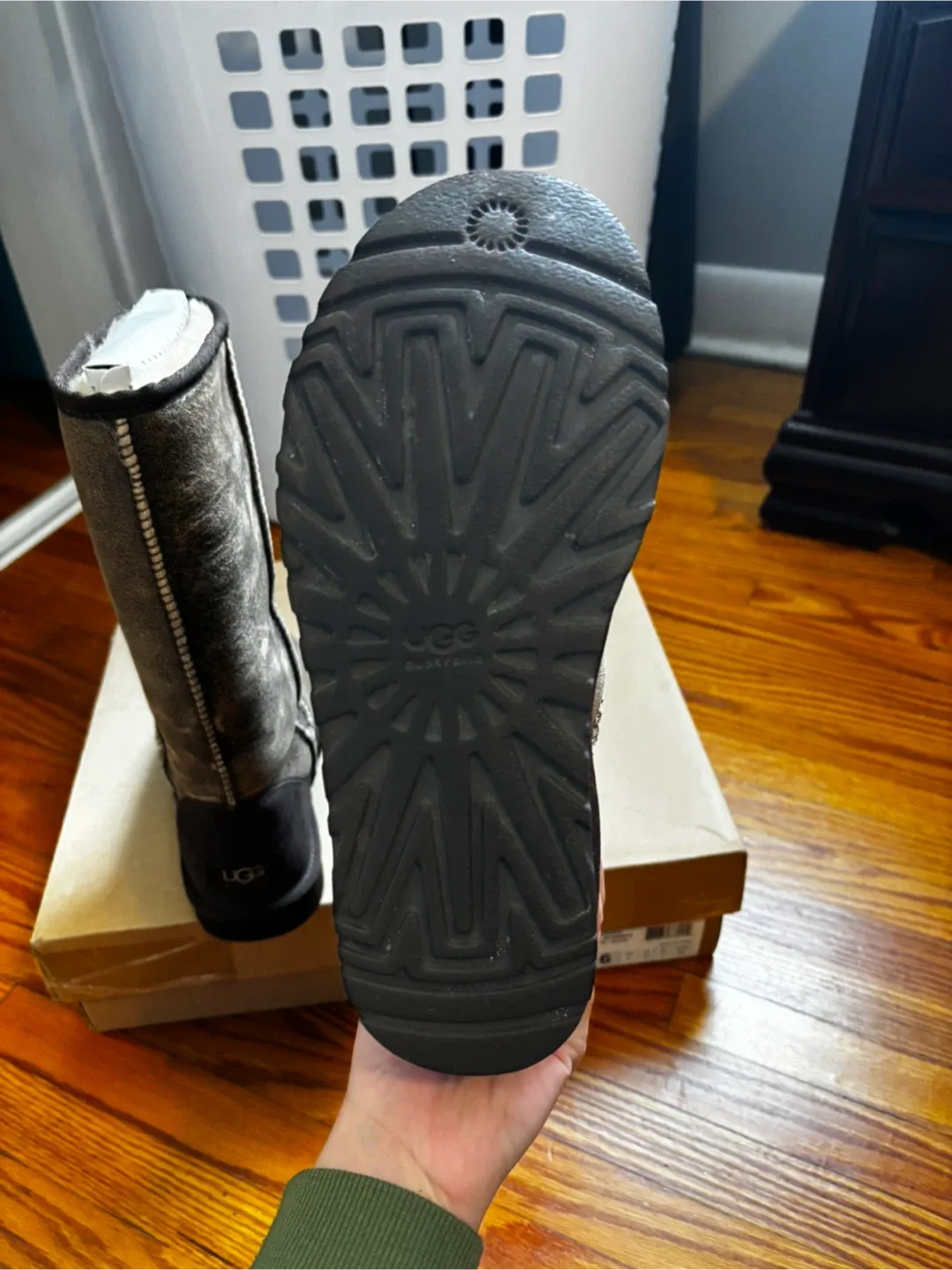 UGG tall brown - $80 - size 6 image indicator(5)