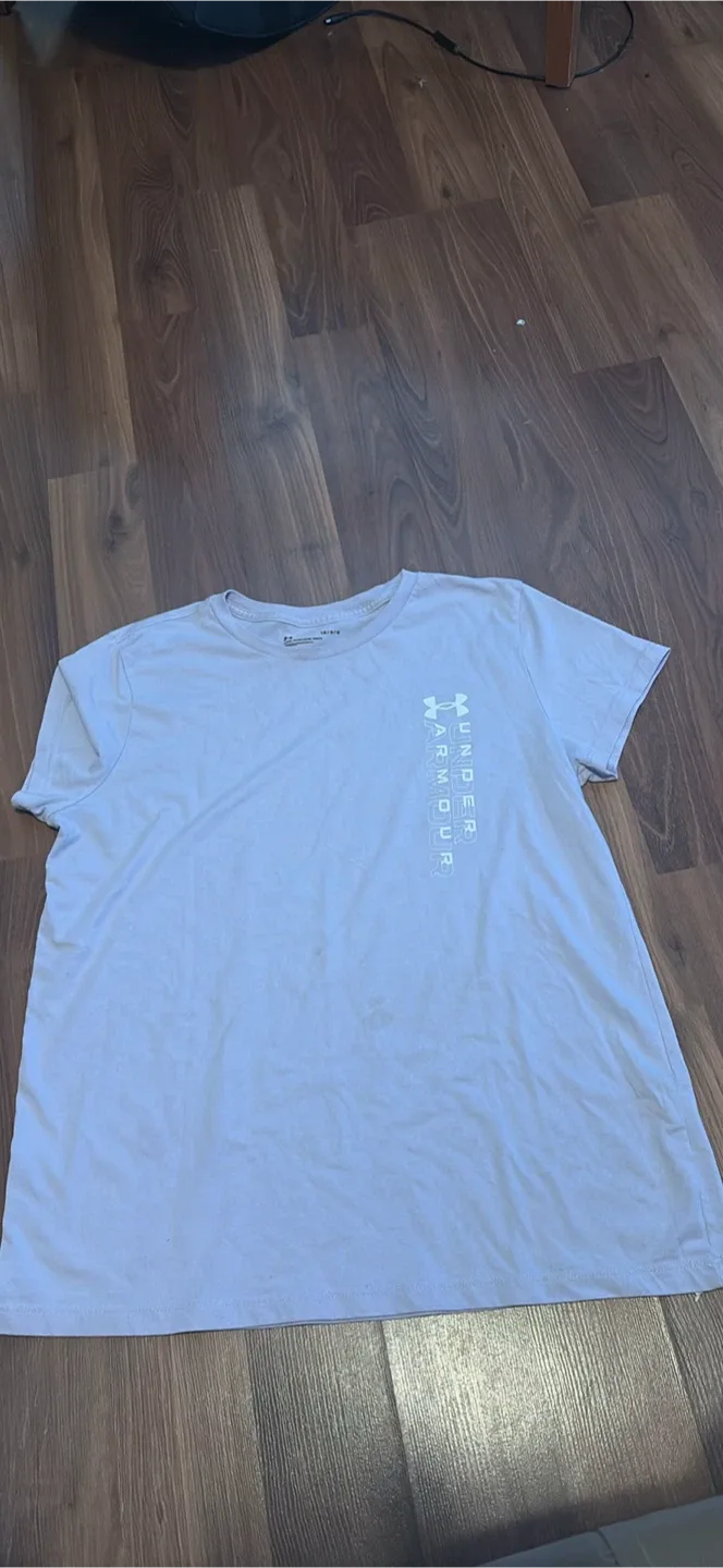 Under Armour T-shirt - Size L