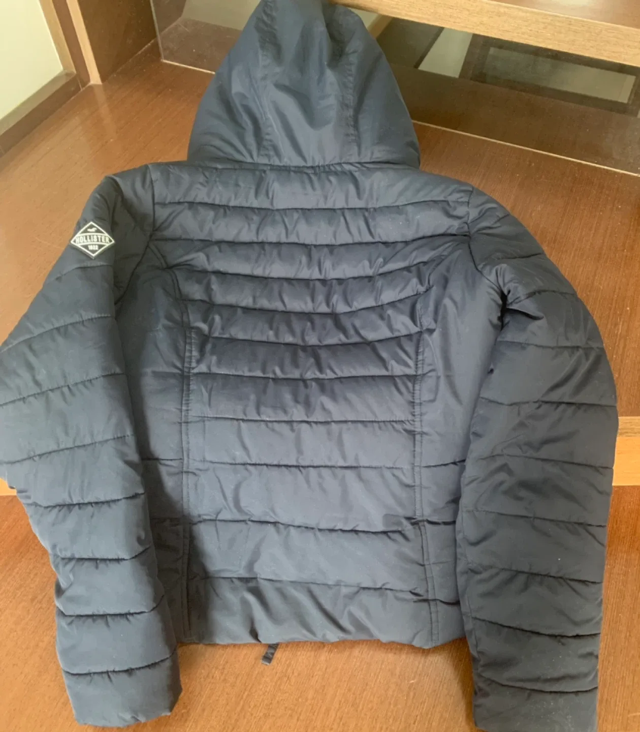 Hollister Puffer Jacket - Size M image indicator(6)