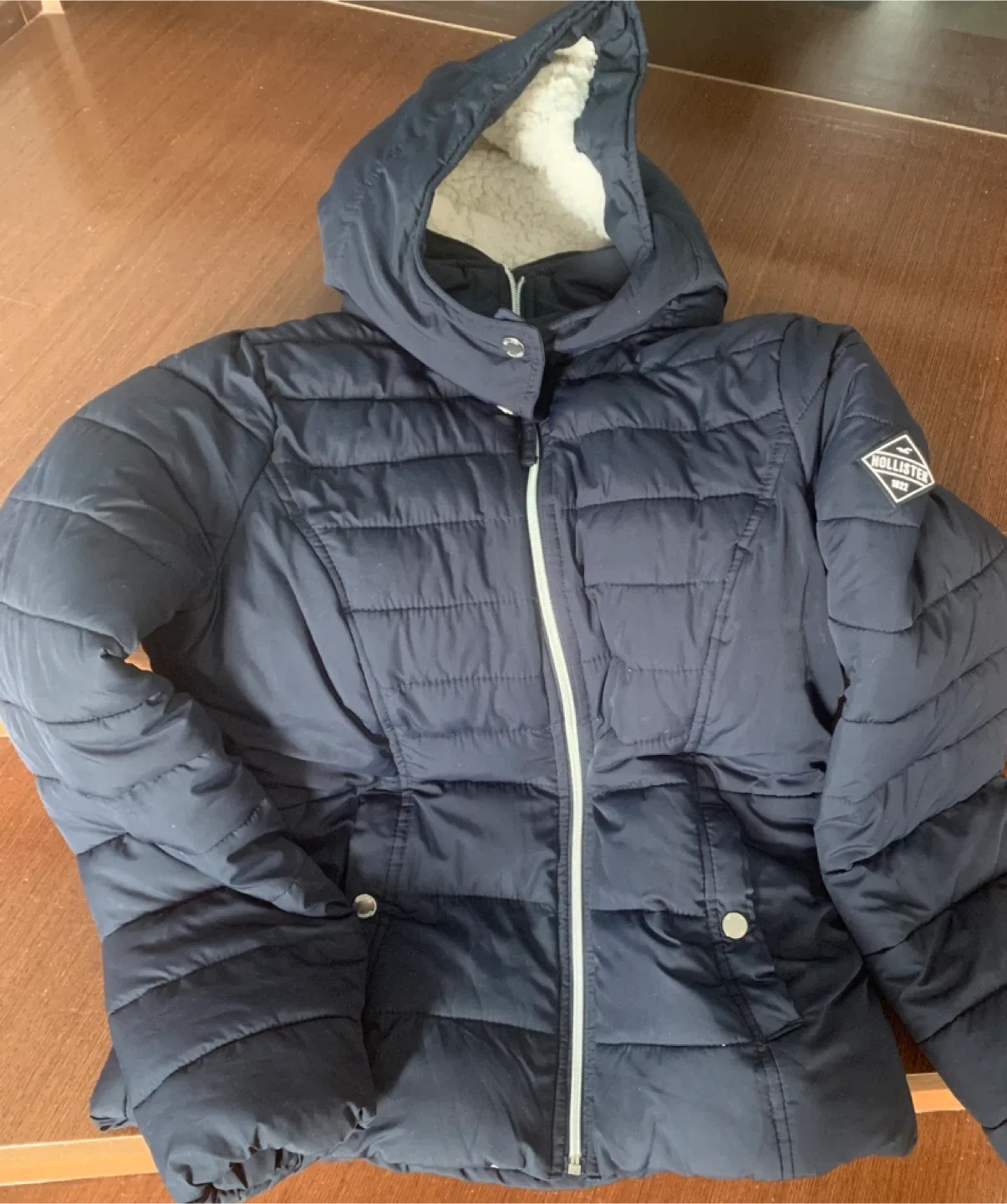 Hollister Puffer Jacket - Size M image indicator(2)