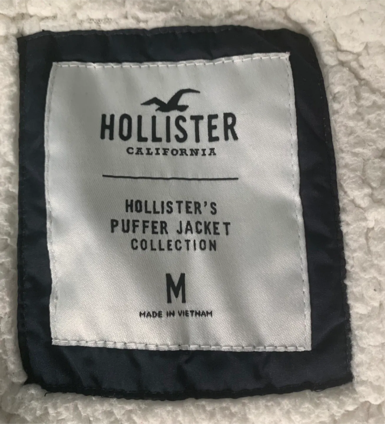Hollister Puffer Jacket - Size M image indicator(5)