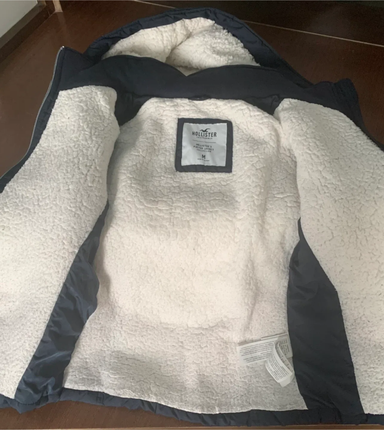 Hollister Puffer Jacket - Size M image indicator(4)