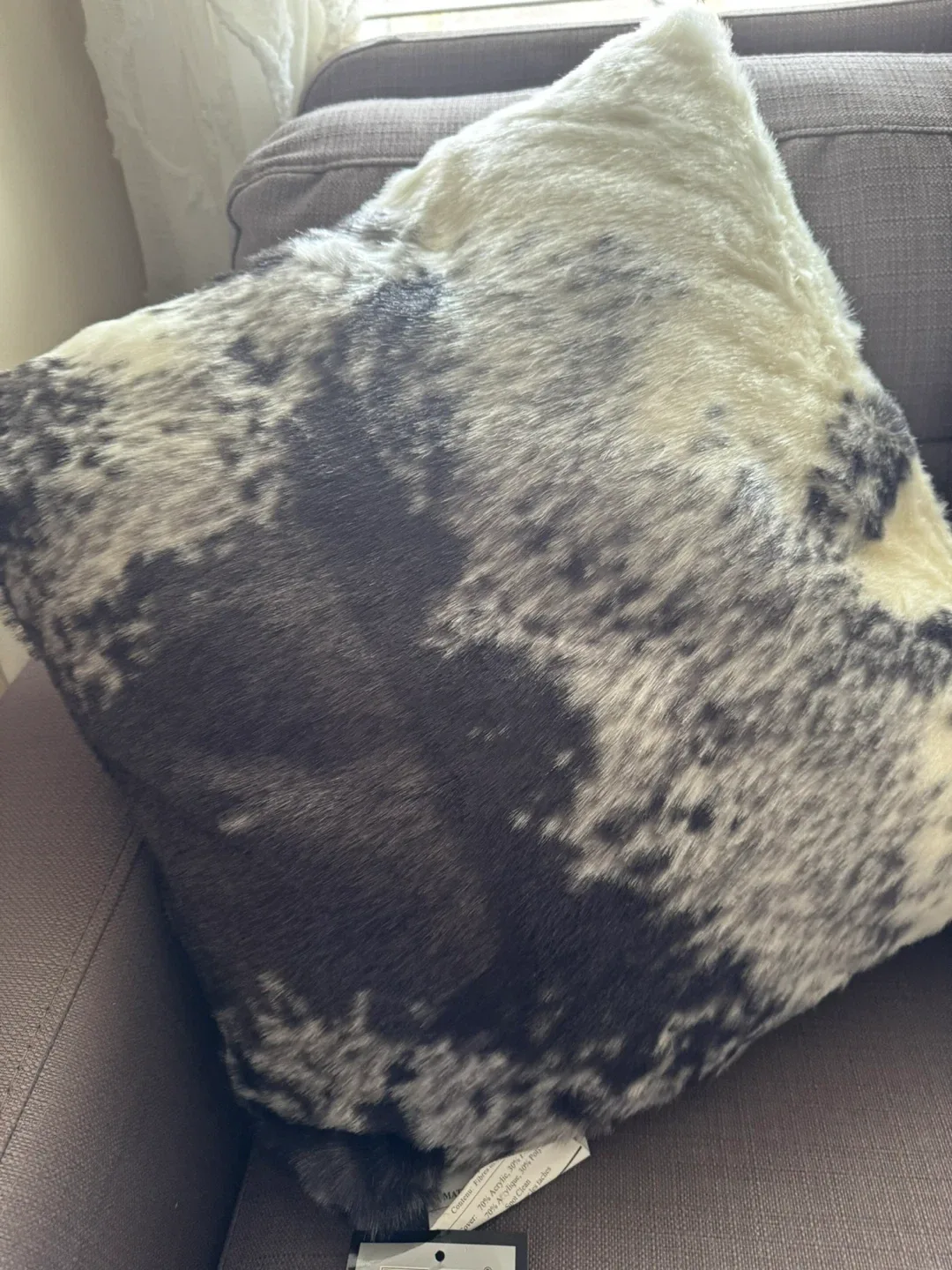 Decorative rug & cushions image indicator(2)