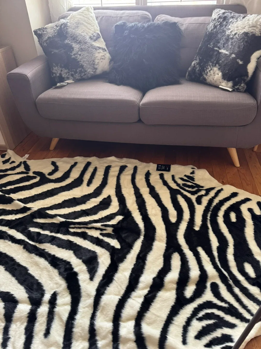 Decorative rug & cushions image indicator(5)