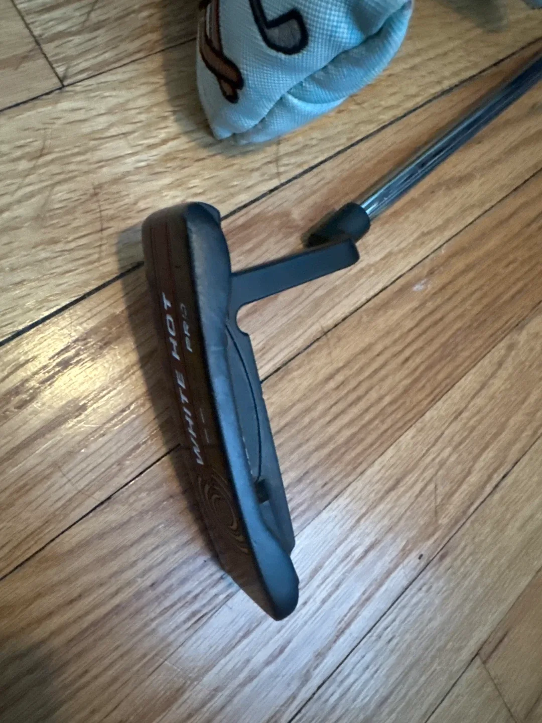 Odyssey White Hot Pro Putter with custom grip and cover image indicator(2)