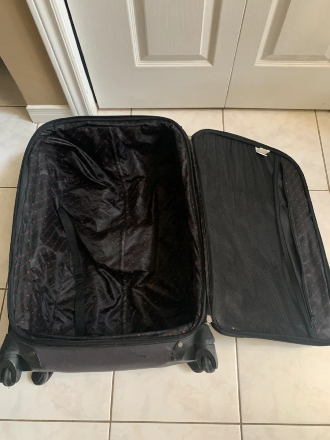 Canada Luggage Co. Carry-On Suitcase image indicator(2)