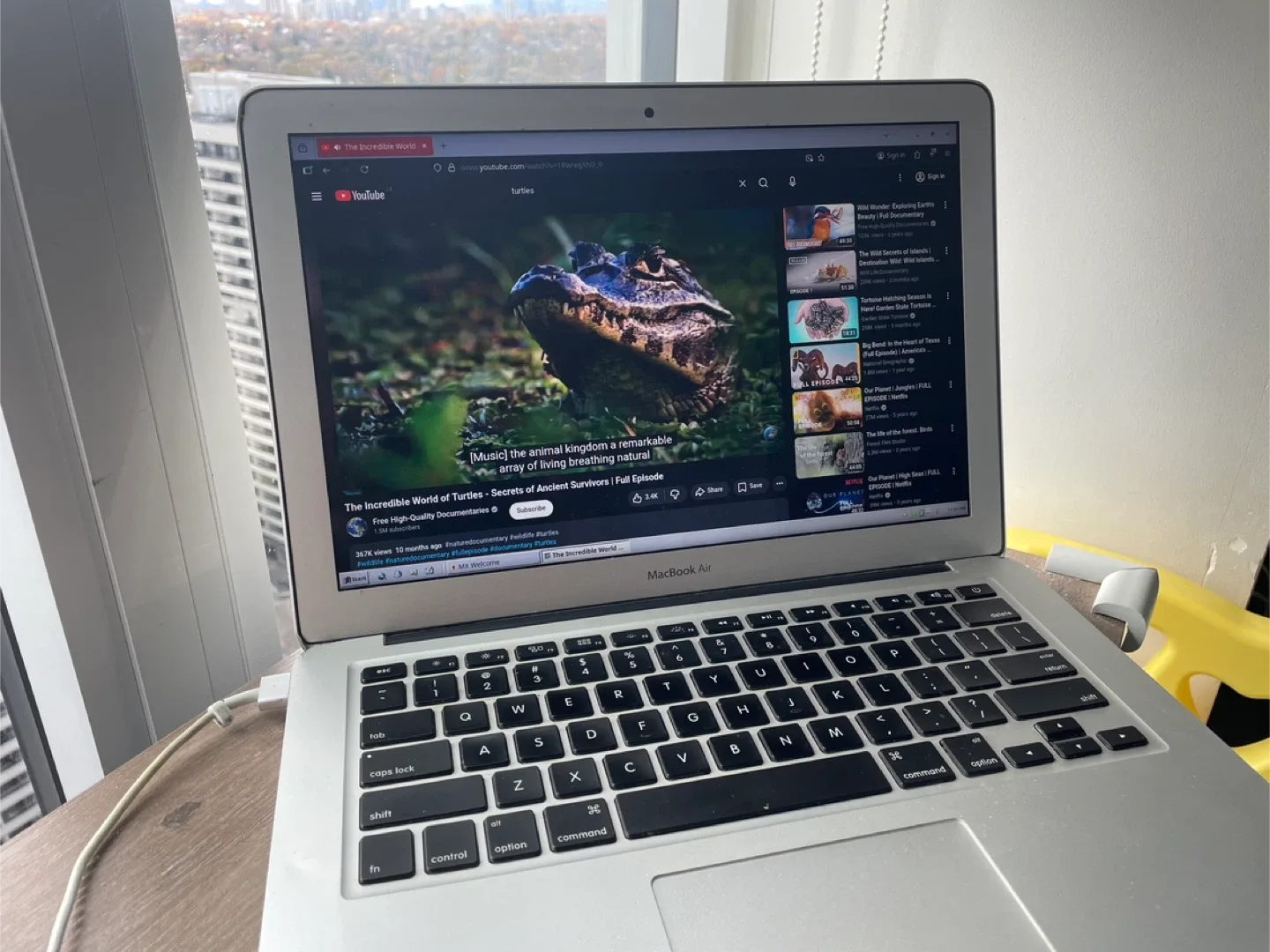 Apple MacBook Air 2013, no charger. image indicator(5)