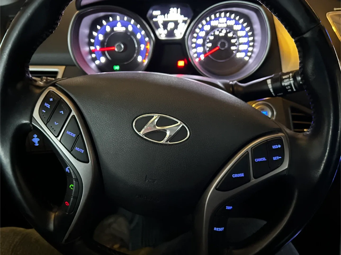 2013 Hyundai Elantra LIMITED edition- White Sedan image indicator(7)