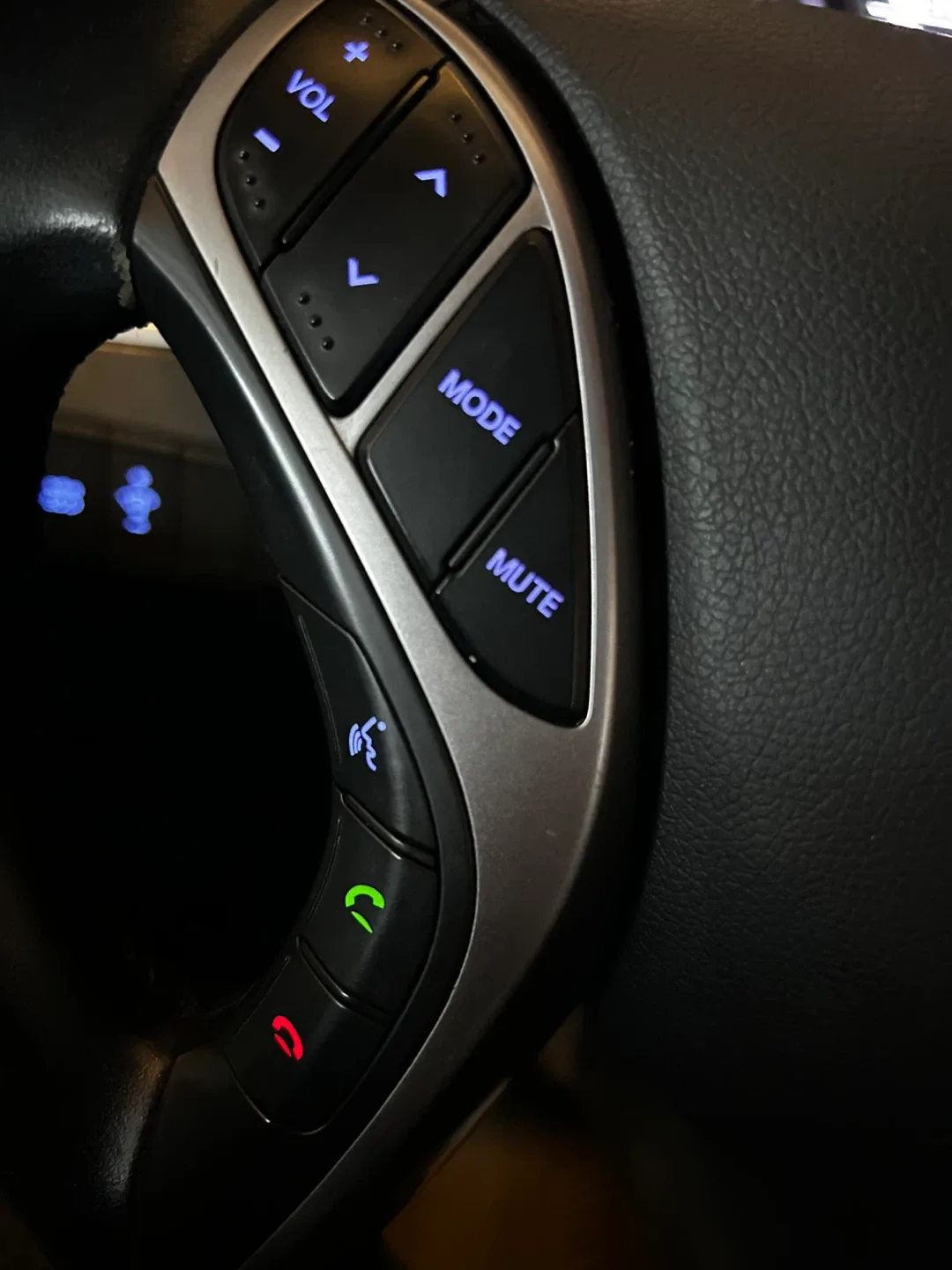 2013 Hyundai Elantra LIMITED edition- White Sedan image indicator(9)