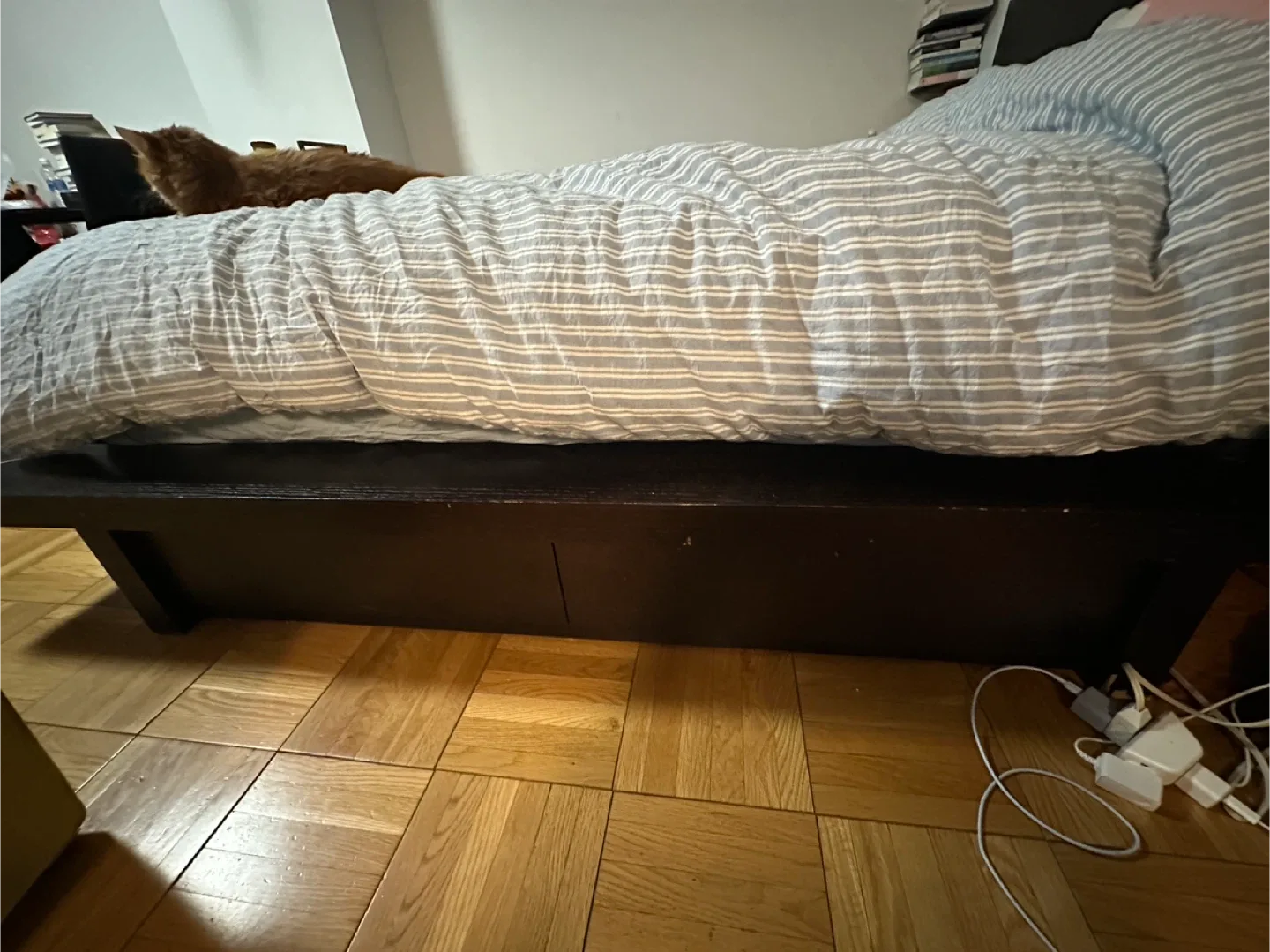 Wood queen bed frame image indicator(2)