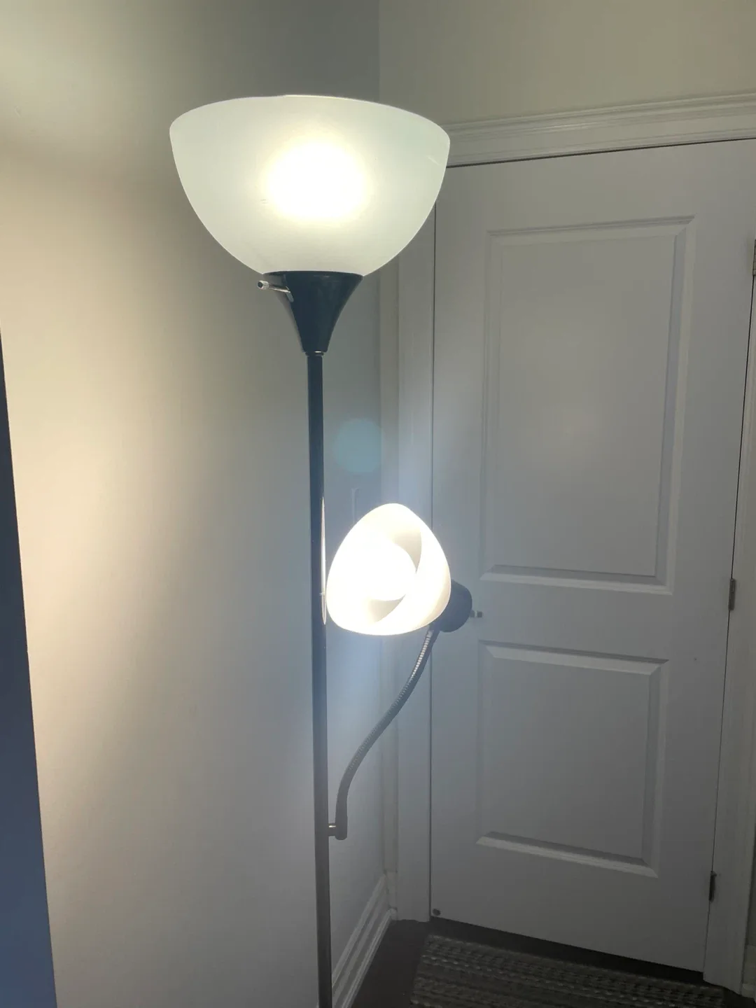 2 Table Fans & 1 Floor Lamp image indicator(3)