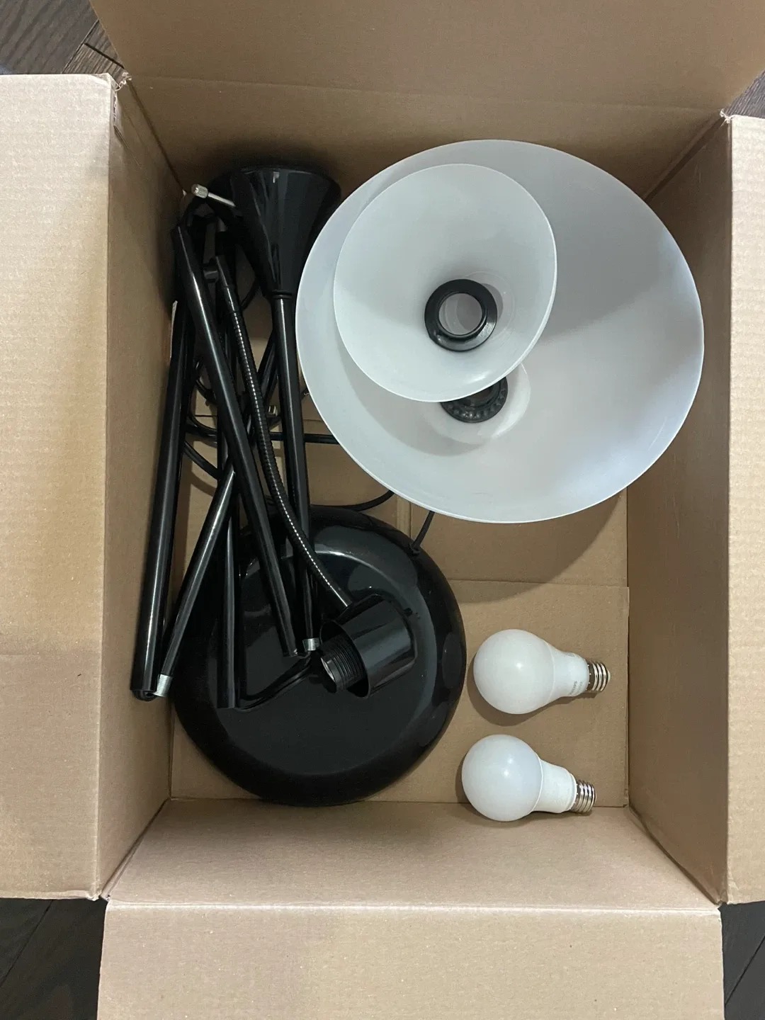 2 Table Fans & 1 Floor Lamp image indicator(4)