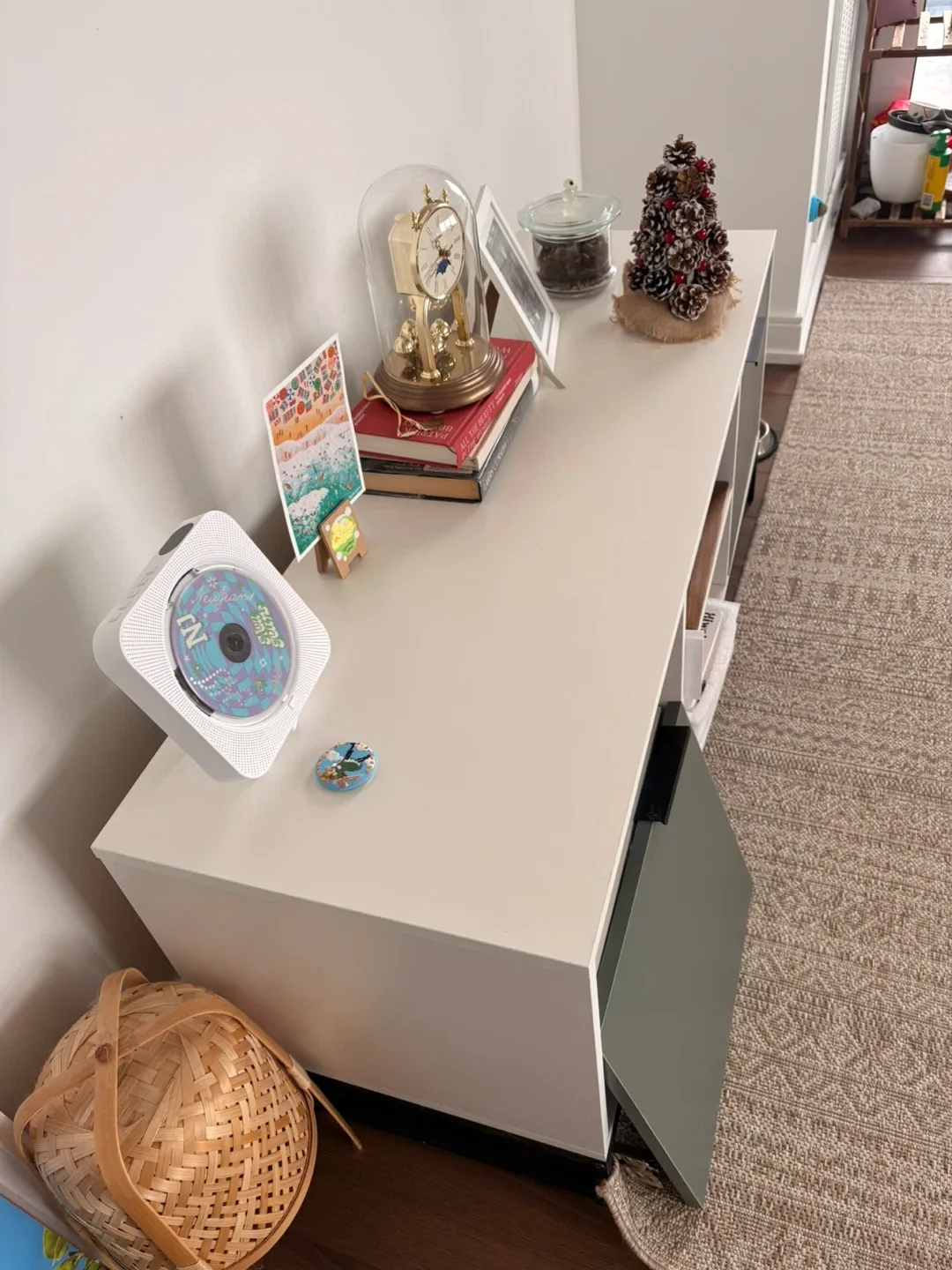 (Pick-up only) White & green TV Stand (broken) image indicator(2)