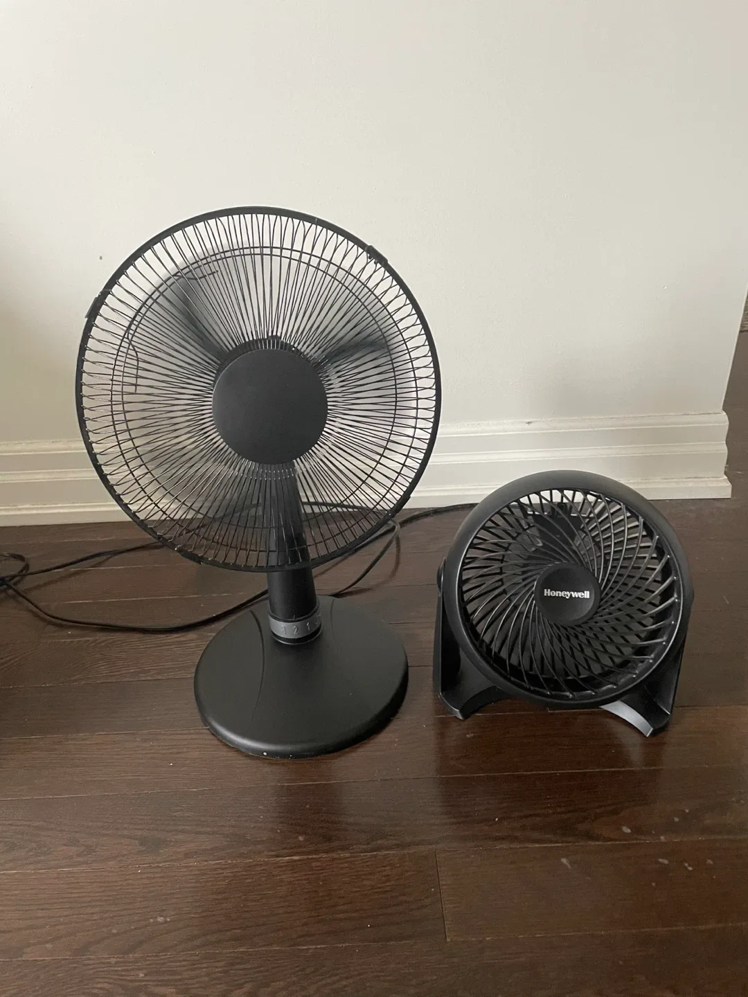 2 Table Fans & 1 Floor Lamp image indicator(2)