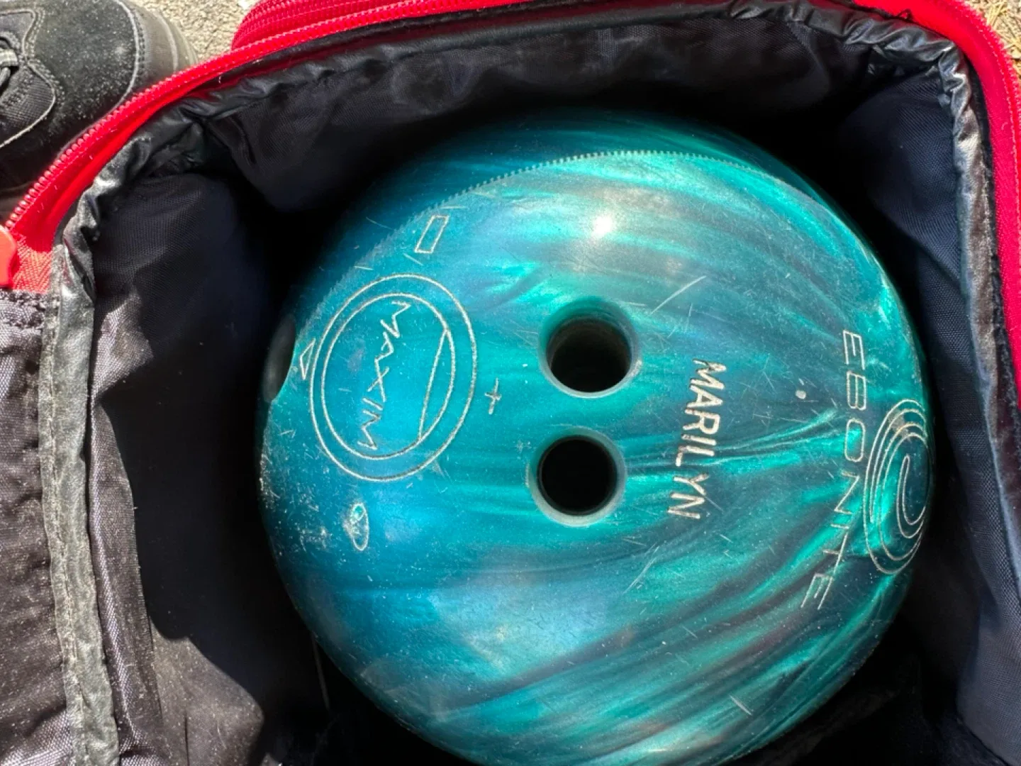 Ebonite Maxim Marilyn Bowling Ball & NY Giants Bag image indicator(5)