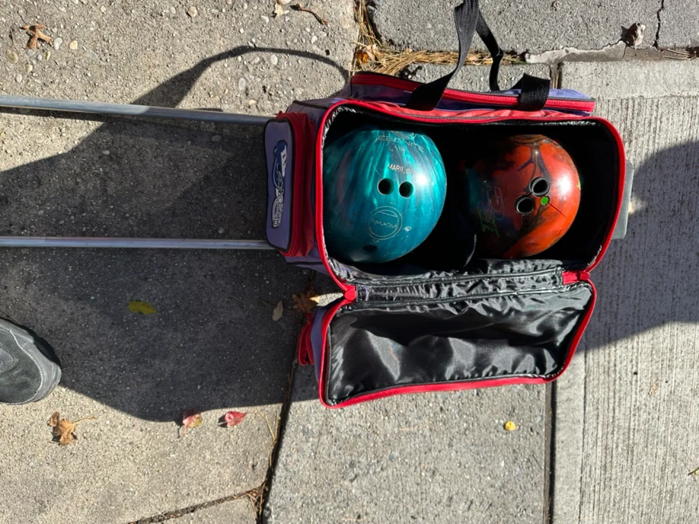 Ebonite Maxim Marilyn Bowling Ball & NY Giants Bag image indicator(9)