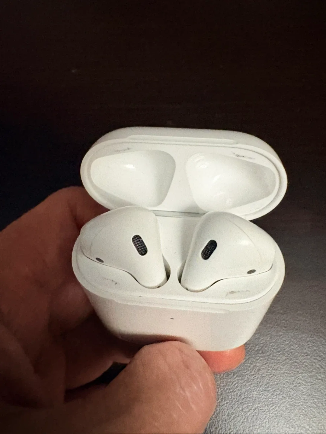 Apple AirPods with Charging Case image indicator(4)