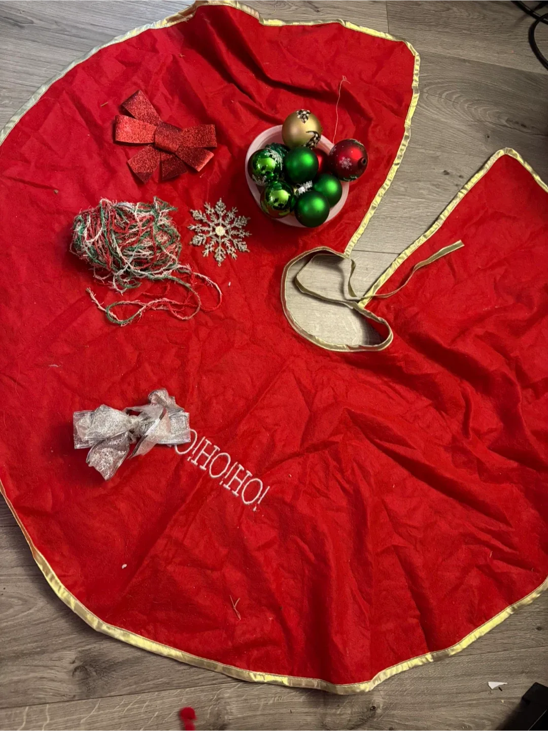 Christmas Tree Skirt & Ornament Set $5 thumbnail