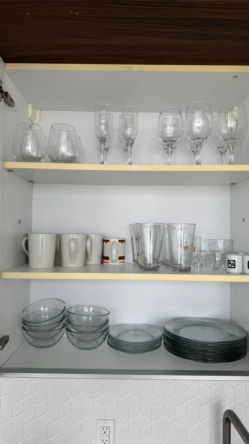 Kitchenware Set – Glassware, Plates & Bowls – Great Condition image indicator(2)