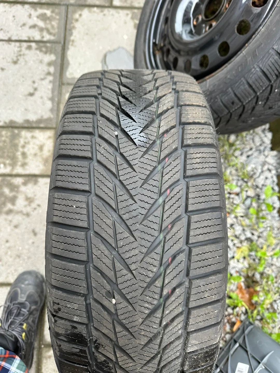Winter tires 225/45R17 with steel rims image indicator(4)