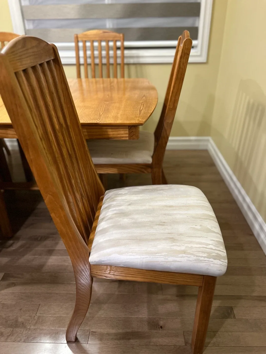 Oak dining table ( L: 67-90”extendable x W:42” x H: 30 image indicator(3)