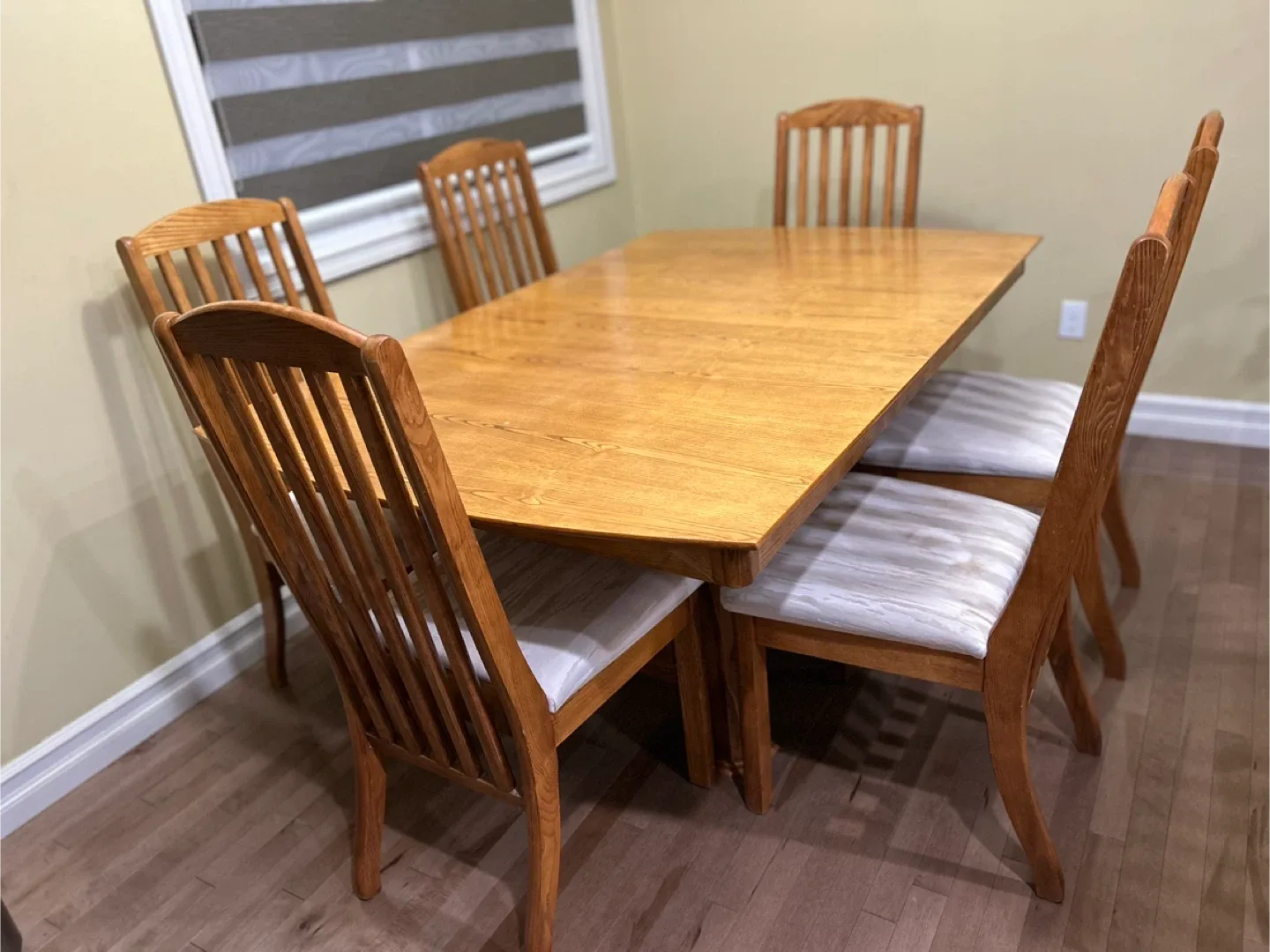 Oak dining table ( L: 67-90”extendable x W:42” x H: 30 image indicator(2)