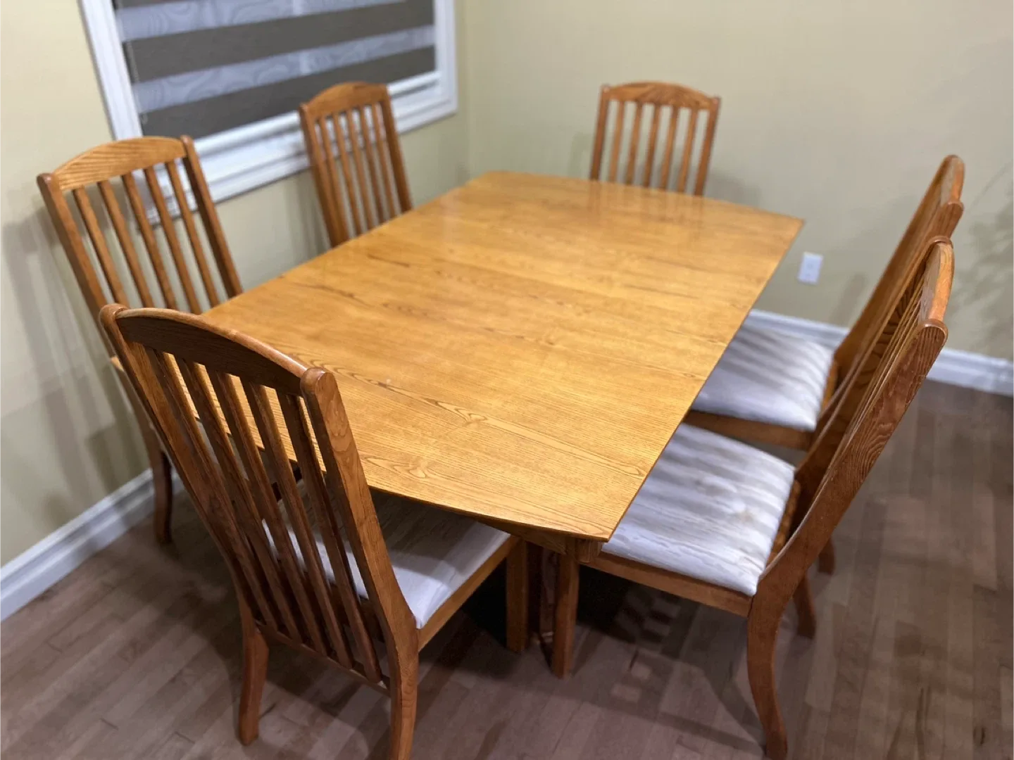 Oak dining table ( L: 67-90”extendable x W:42” x H: 30