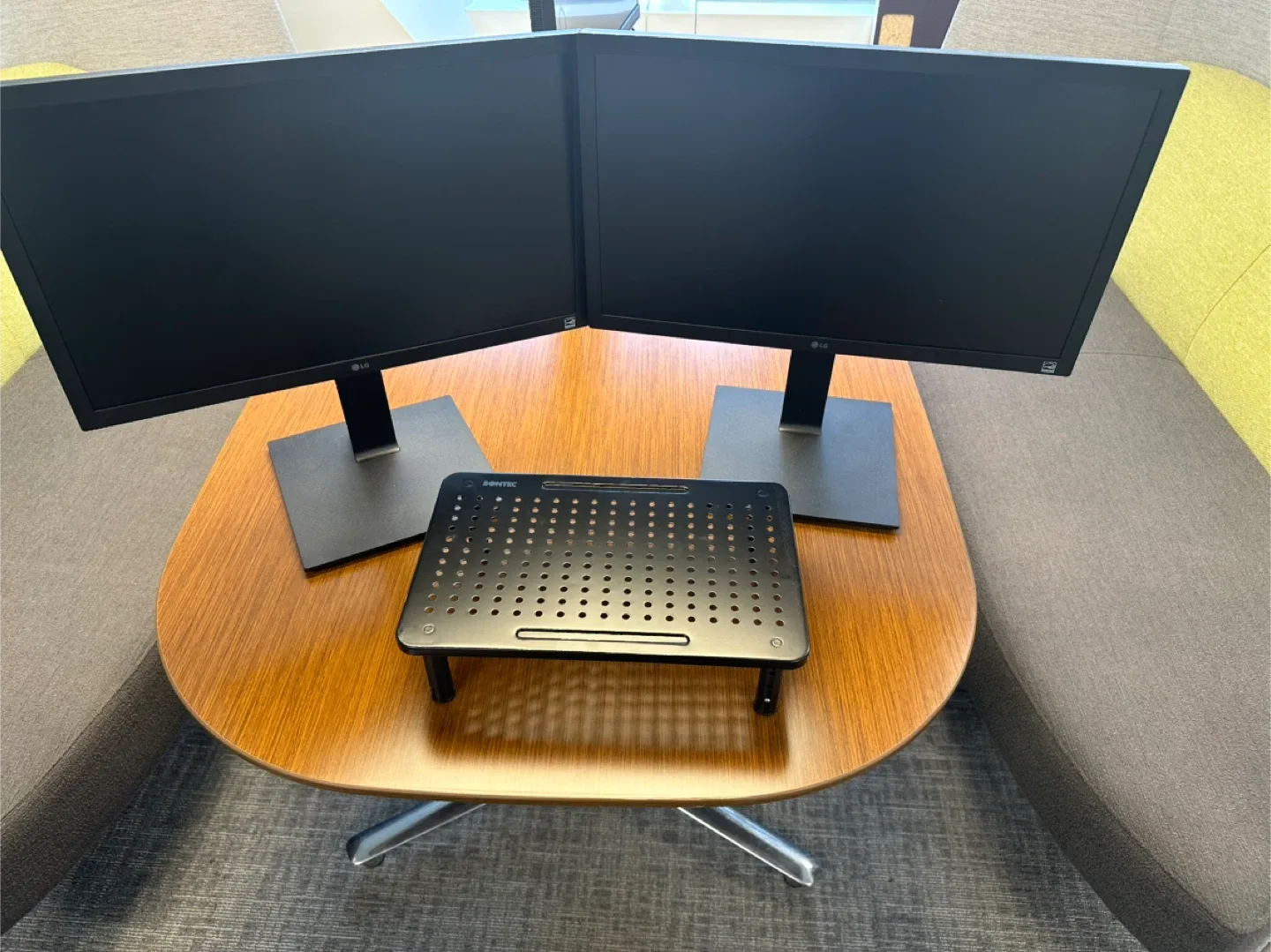 Cyber Monday Black Friday! LG 2 Dual Monitors and stands image indicator(3)