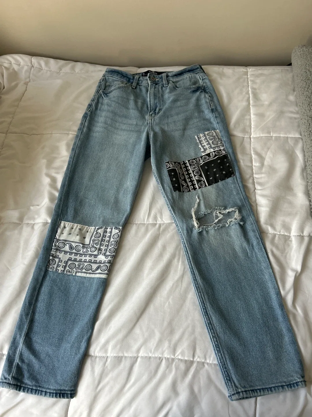 Hollister Ultra High-Rise Mom Jeans - Size 0S