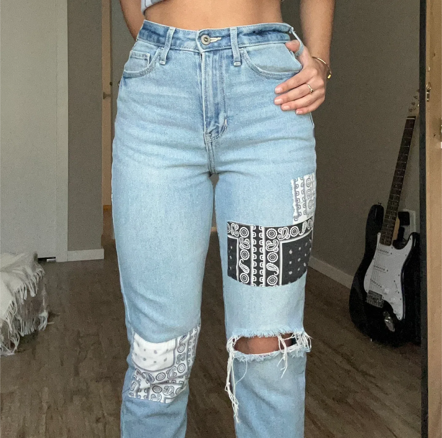 Hollister Ultra High-Rise Mom Jeans - Size 0S image indicator(7)