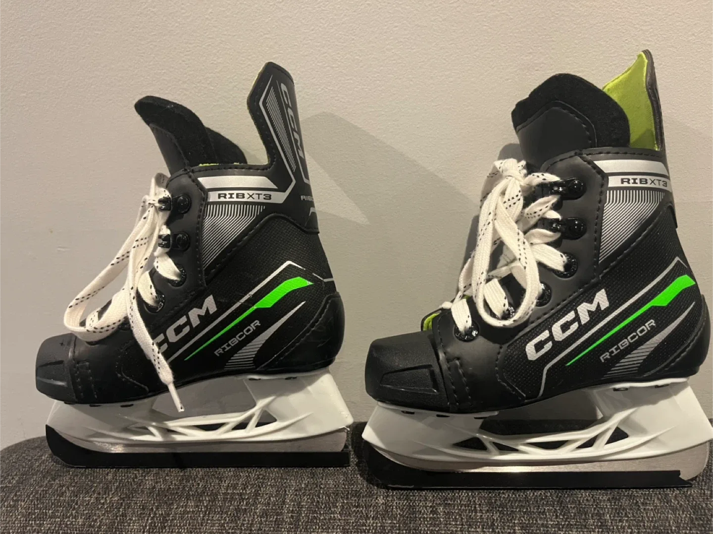 CCM Ribcor RibXT3 Youth Ice Skates - Size Y9 image indicator(2)