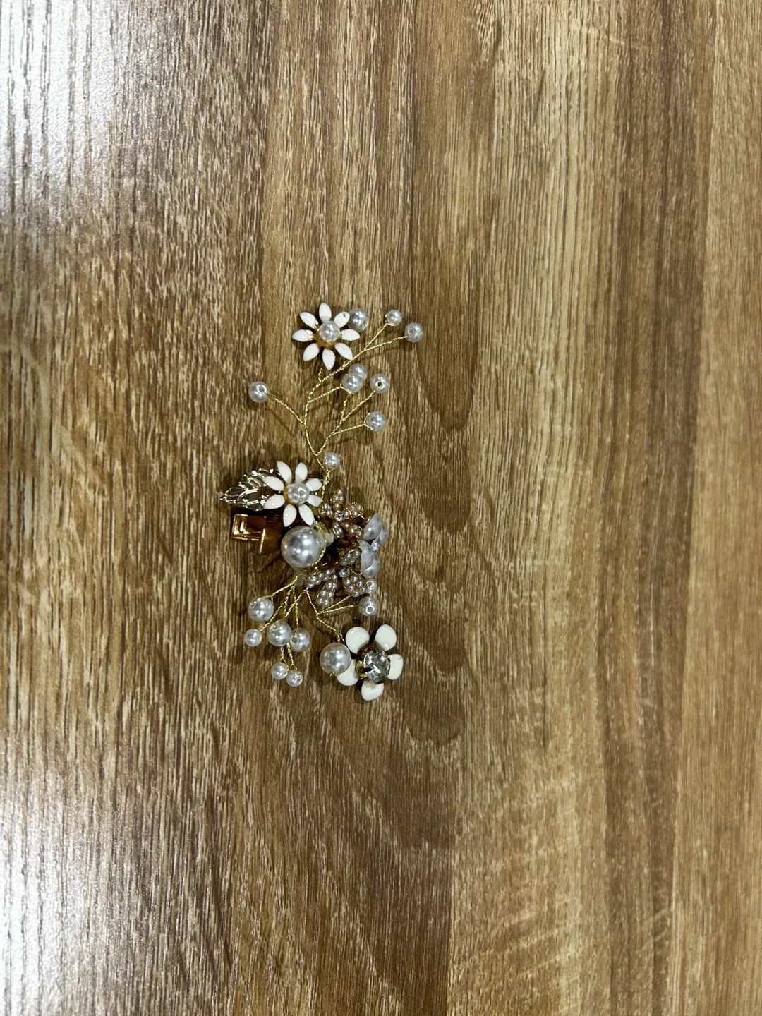 Hair Accessories: Pearl & Crystal Hair Vine and Combs image indicator(3)